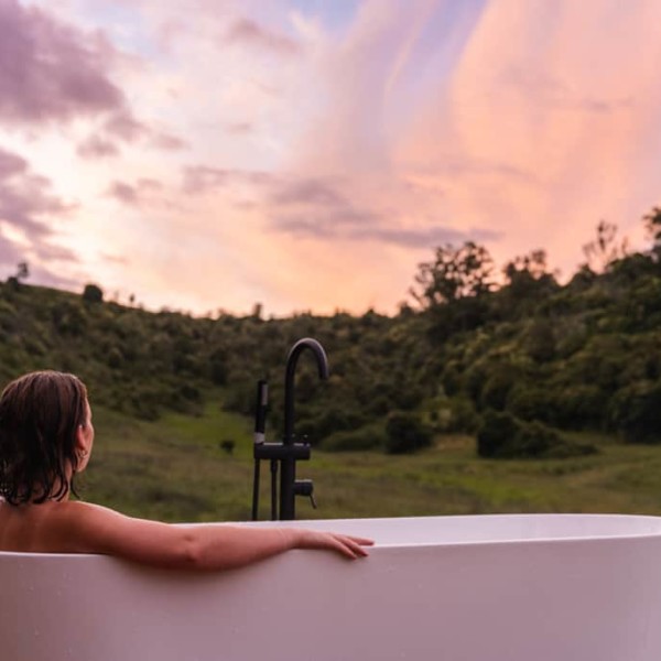 Outdoor bath at Georgie Cabin