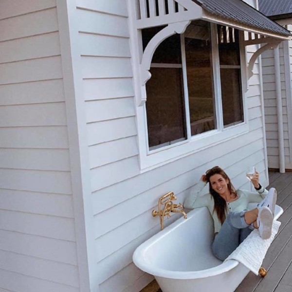 Outdoor claw bath at The Cottage Picton