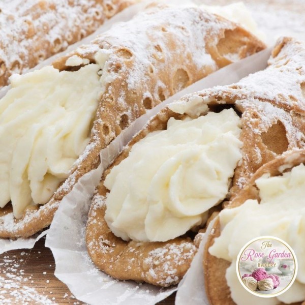 Cannoli with cream and icing sugar 